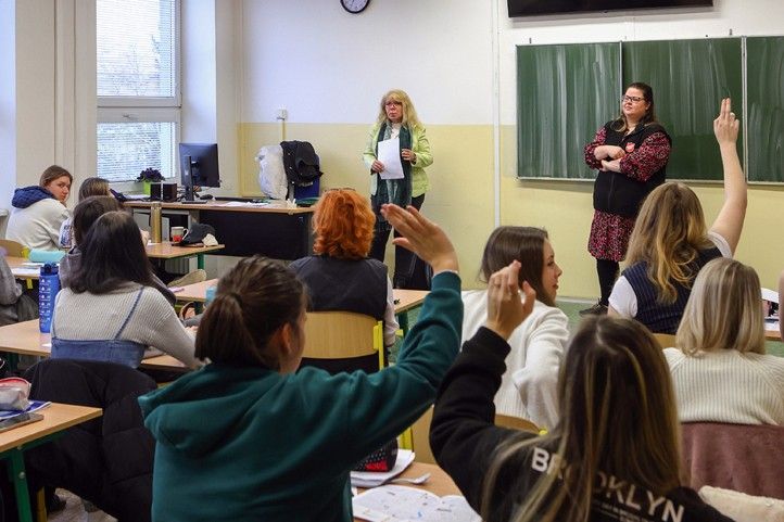 Beseda o bezdomovectví (fotografie: Z. Vaiz) 250402_Bezdomovi_skola_studenti_3