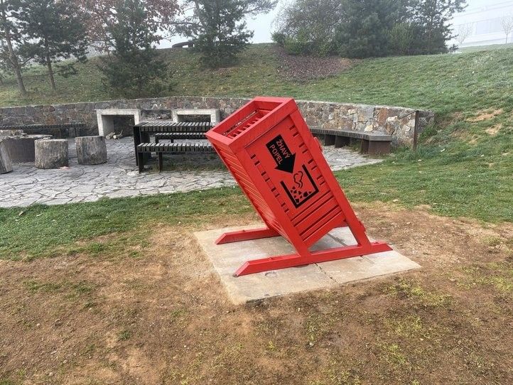 Speciální koše na popel. Fotografie: M. Gregar 250424_Uhlaky_01