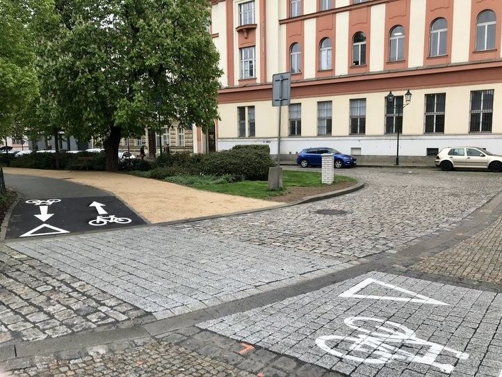 Upravená křižovatka u hlavní pošty. Fotografie: M. Krausová 250425_Krizovatka_Veleslavinova_02