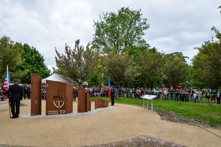 Odhalení památníku 97. pěší divize (fotografie: M. Pecuch) 250503_Slavnosti_svobody_Pamatnik_Infantry_Division_1