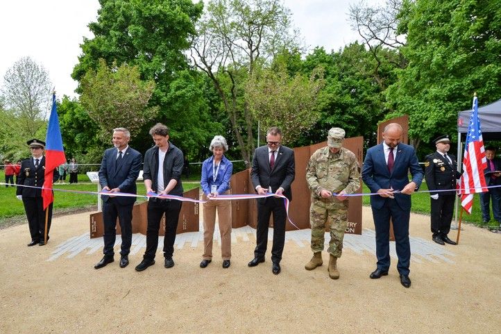 Odhalení památníku 97. pěší divize (fotografie: M. Pecuch) 250503_Slavnosti_svobody_Pamatnik_Infantry_Division_6