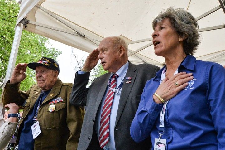 Odhalení památníku 97. pěší divize (fotografie: M. Pecuch) 250503_Slavnosti_svobody_Pamatnik_Infantry_Division_9