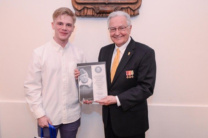 Předání stipendia gen. Pattona (fotografie: M. Pecuch) 250506_Slavnosti_svobody_stipendium_Patton_6