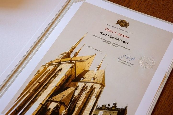Karel Sedláček převzal Cenu 1. června. Fotografie: R. Muchka  250601_Cena_1_Cervna_01