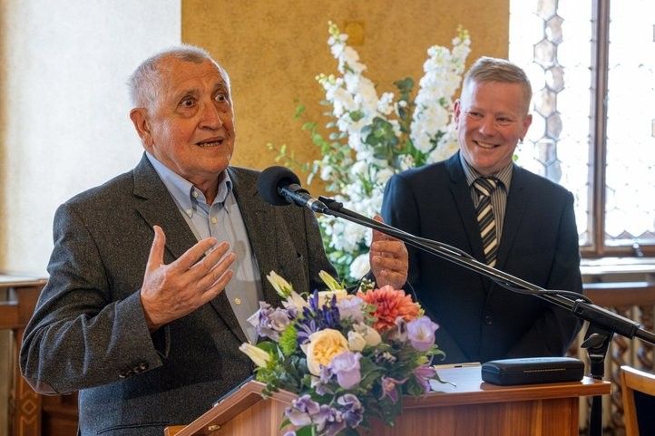 Karel Sedláček převzal Cenu 1. června. Fotografie: R. Muchka  250601_Cena_1_Cervna_02