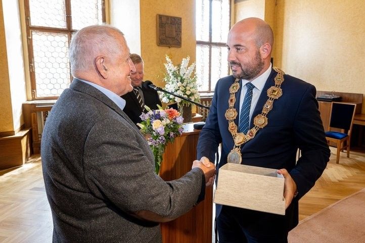Karel Sedláček převzal Cenu 1. června. Fotografie: R. Muchka  250601_Cena_1_Cervna_05