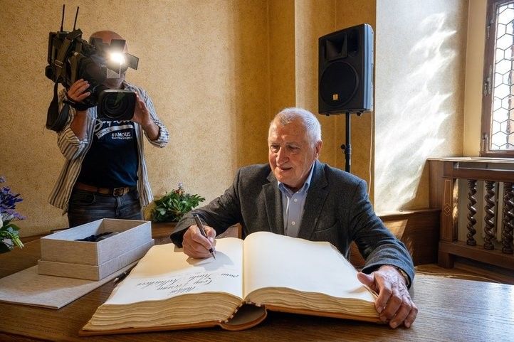 Karel Sedláček převzal Cenu 1. června. Fotografie: R. Muchka  250601_Cena_1_Cervna_06