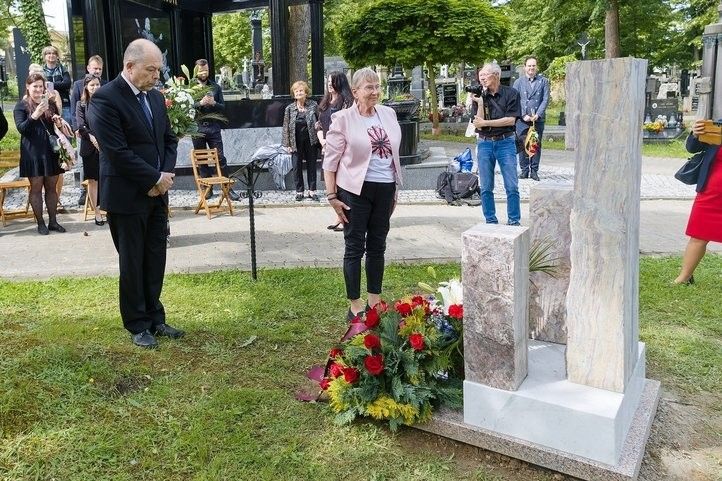 Sochařka Marie Uchytilová má v Plzni čestný hrob. Fotografie: P. Eret 250604_cestny_hrob_marie_uchytilova_02