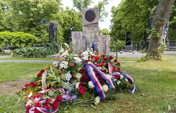 Sochařka Marie Uchytilová má v Plzni čestný hrob. Fotografie: P. Eret 250604_cestny_hrob_marie_uchytilova_04