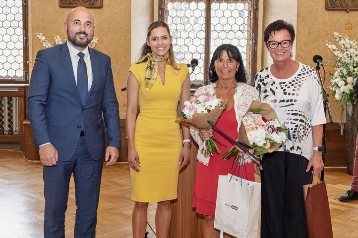 Na snímku zleva primátor Roman Zarzycký, náměstkyně Lucie Kantorová, oceněná Lucie Šudáková a starostka MO Plzeň 1 Ivana Bubeníčková.   250611_lenka_sudakova