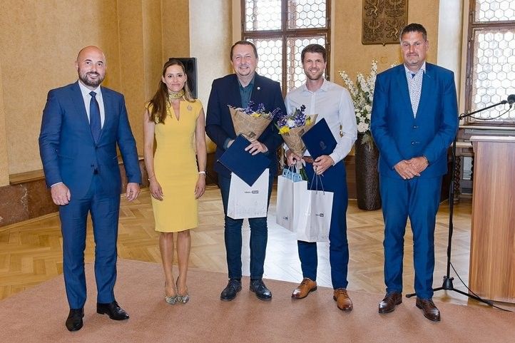 Zástupci České federace potravinových bank a společnosti dm drogerie markt.  250611_potravinova_banka_dm