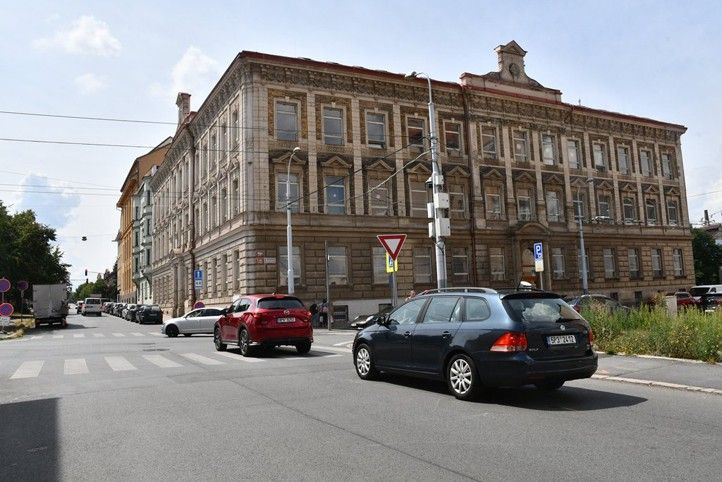 Ilustrační fotografie současného stavu: R. Žáková 250731_Husovo_nam_3