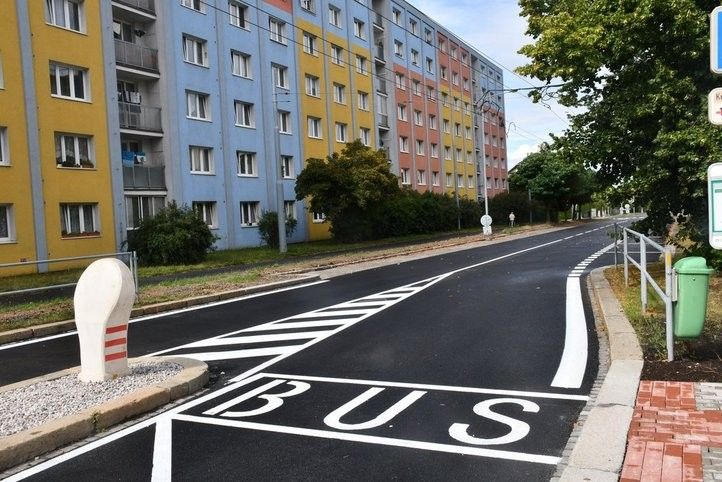 Opravená ulice na Dlouhých. Foto: R. Žáková 250801_Oprava_Na_Dlouhych_01