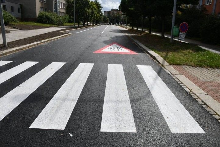 Opravená ulice na Dlouhých. Foto: R. Žáková 250801_Oprava_Na_Dlouhych_02