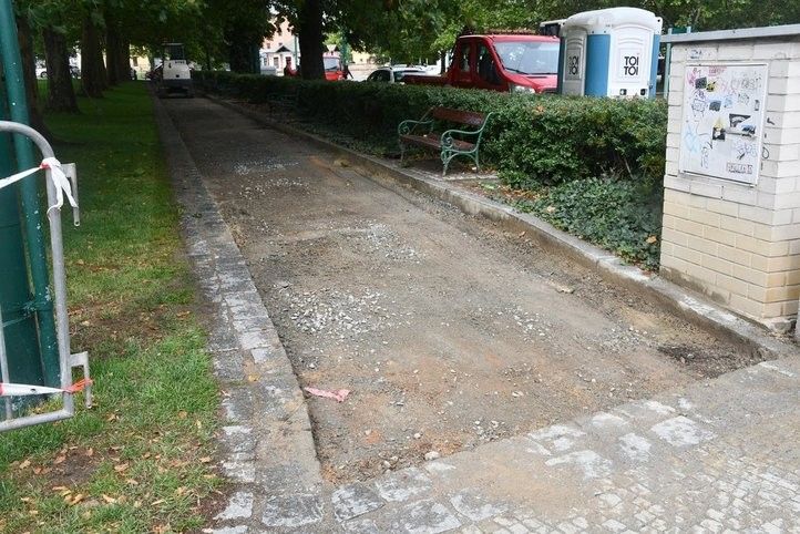 Nový povrch cest v Křižíkových sadech. Fotografie: R. Žáková 250807_Cesty_Krizikovy_Sady_01