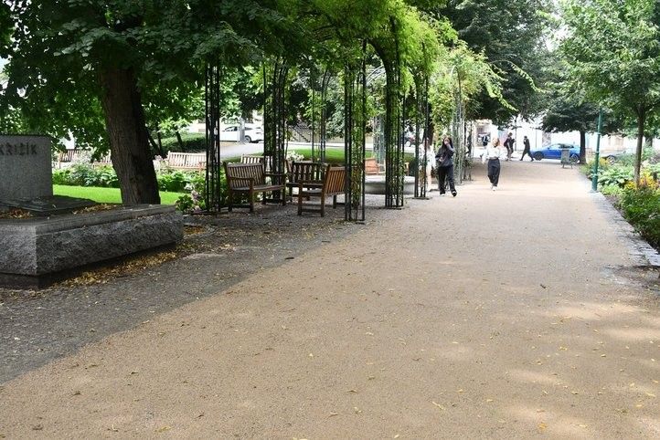 Nový povrch cest v Křižíkových sadech. Fotografie: R. Žáková 250807_Cesty_Krizikovy_Sady_04