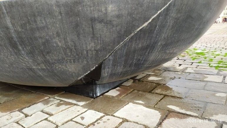 Prasklá vana na kašně Chrtice.  250915_chrtice_02