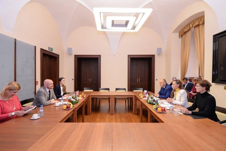 251008_Prijeti_britanie_velvyslanec_1