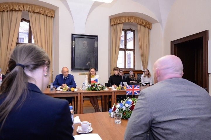 251008_Prijeti_britanie_velvyslanec_2