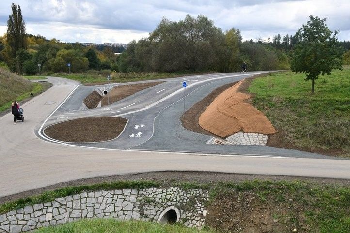 Cyklostezka z Plzně do Chrástu je dokončená. Fotografie: R. Žáková 251010_cyklostezka_chrast_01