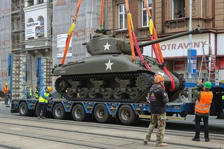 Přesun tanku M4 Sherman. Fotografie: Z. Vaiz 251011_tank_sherman_01
