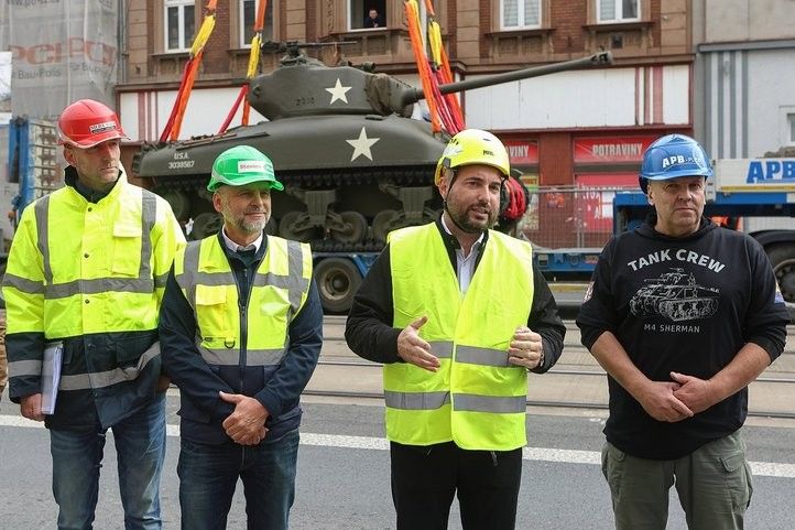 Přesun tanku M4 Sherman. Fotografie: Z. Vaiz 251011_tank_sherman_02