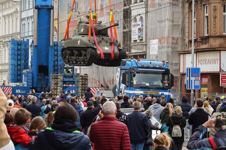 Přesun tanku M4 Sherman. Fotografie: Z. Vaiz 251011_tank_sherman_03