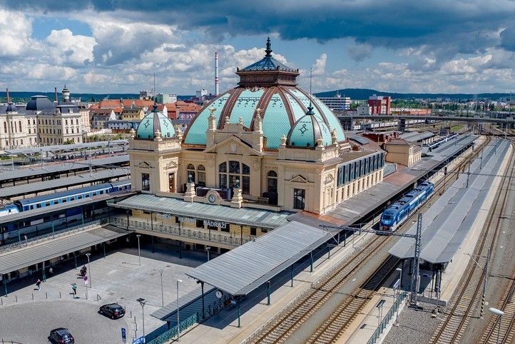 260218_Hl_vlak_nadrazi_Plzen_Stavba_roku_PK