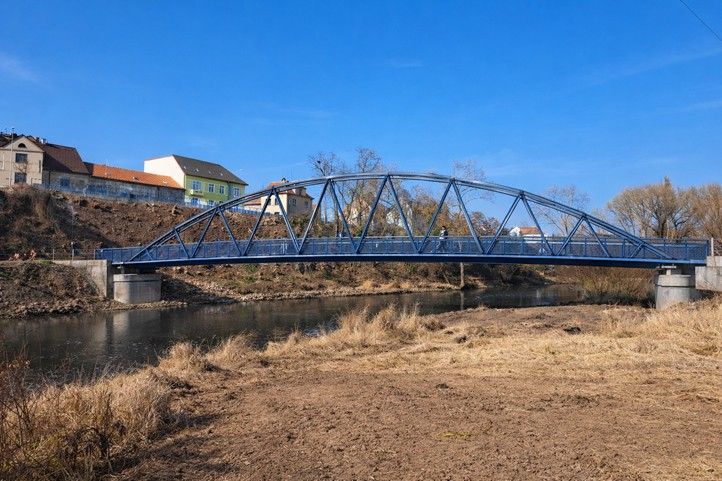 Budoucí podoba lávky vytvořená pomocí AI dle nákresu z projektu 260309_Lavka_Zborovska_AI