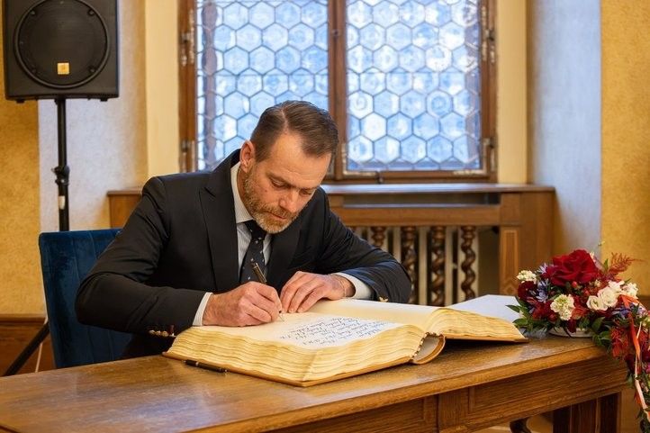 Adam Viktora při podpisu do pamětní knihy. 261028_PecetMestaPlzne_04